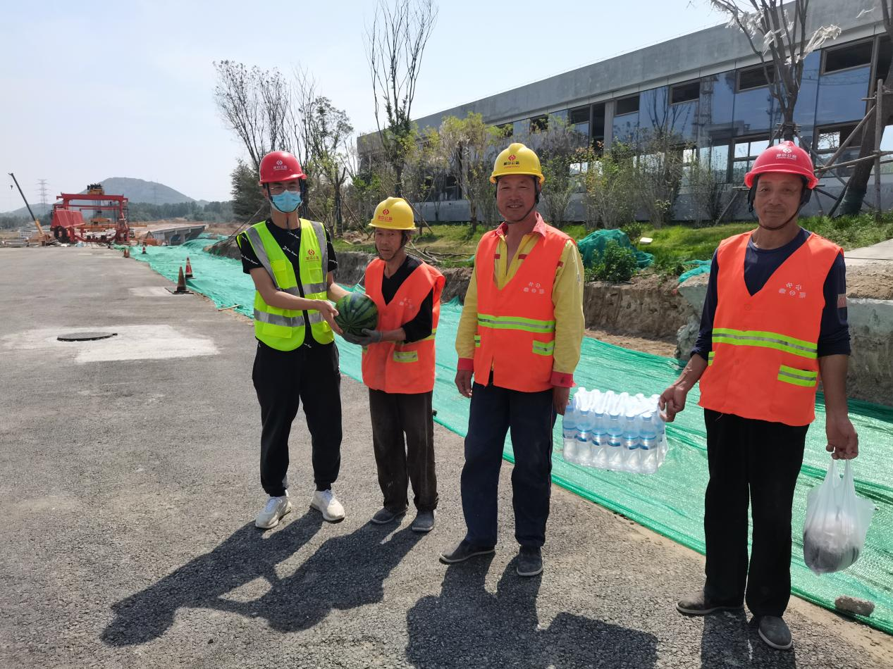 市政工程公司華僑城規(guī)劃路項(xiàng)目部組織送清涼活動