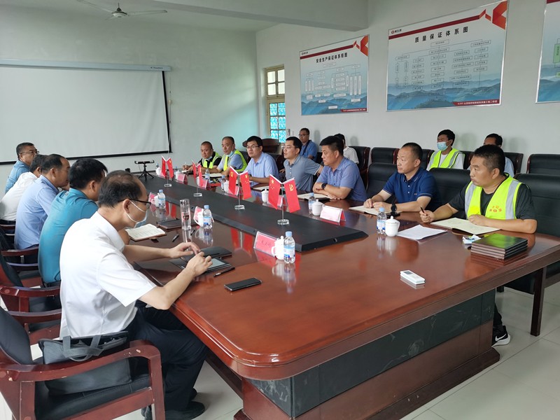 臨沂市公路事業(yè)發(fā)展中心、郯城縣政府、 縣公路事業(yè)發(fā)展中心到郯城G205項目進(jìn)行視察工作