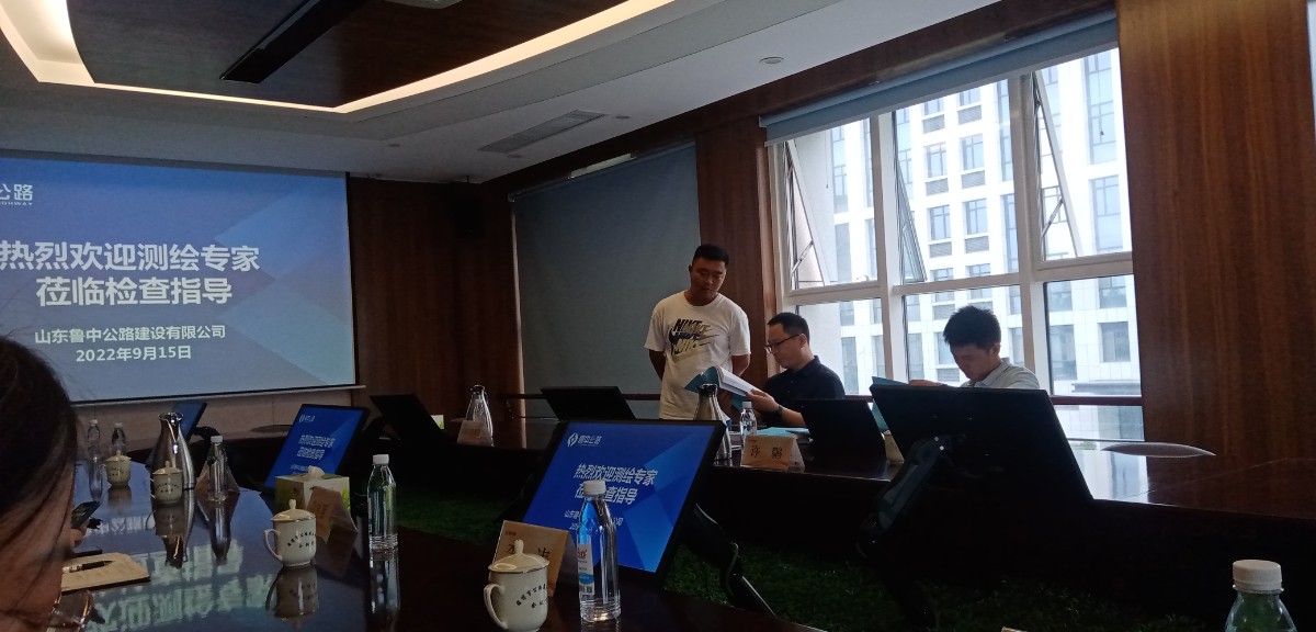 進行外業(yè)檢測成果成圖的數(shù)學和地理精度檢查