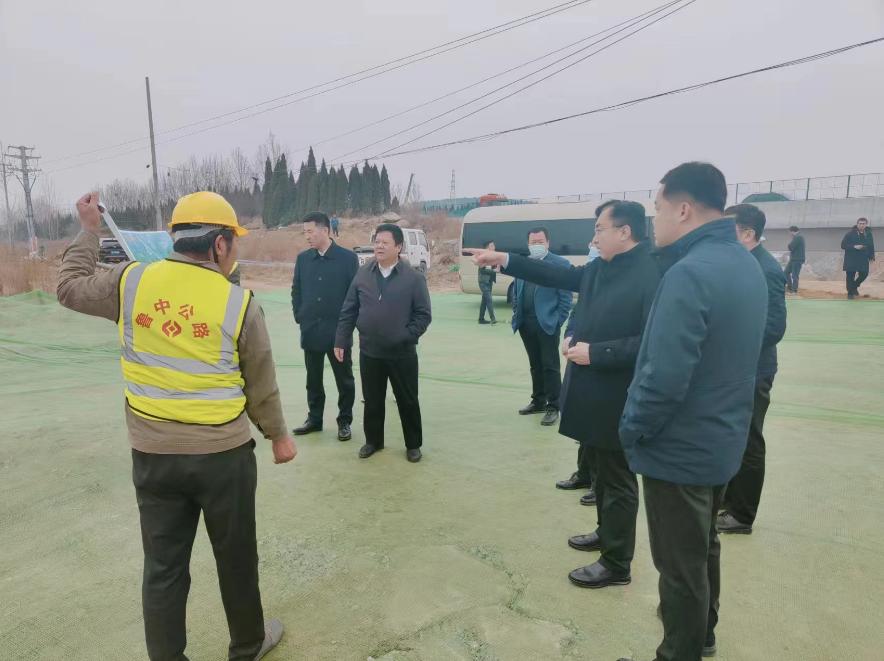 山東建筑大學(xué)黨委書記陳國前一行對濟濰高速4標項目進行調(diào)研