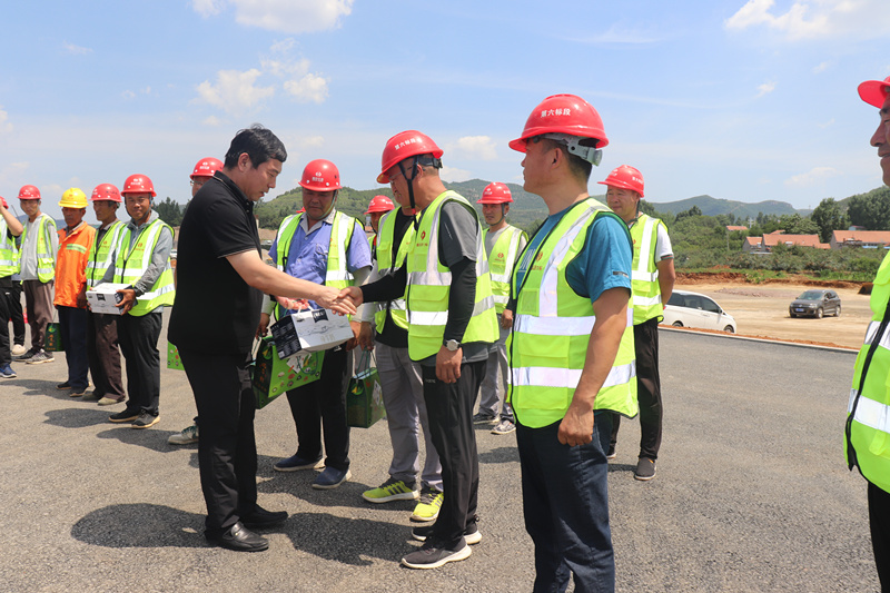 濃情端午，夏送清涼——沂源縣交通運輸局長田立勇一行蒞臨臨臨高速六標慰問工程一線施工人員