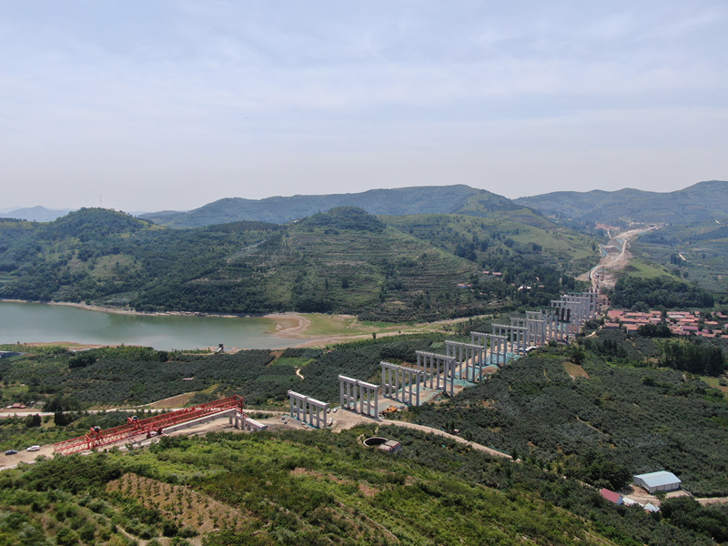 臨臨高速項目翟家莊大橋首片T梁順利架設