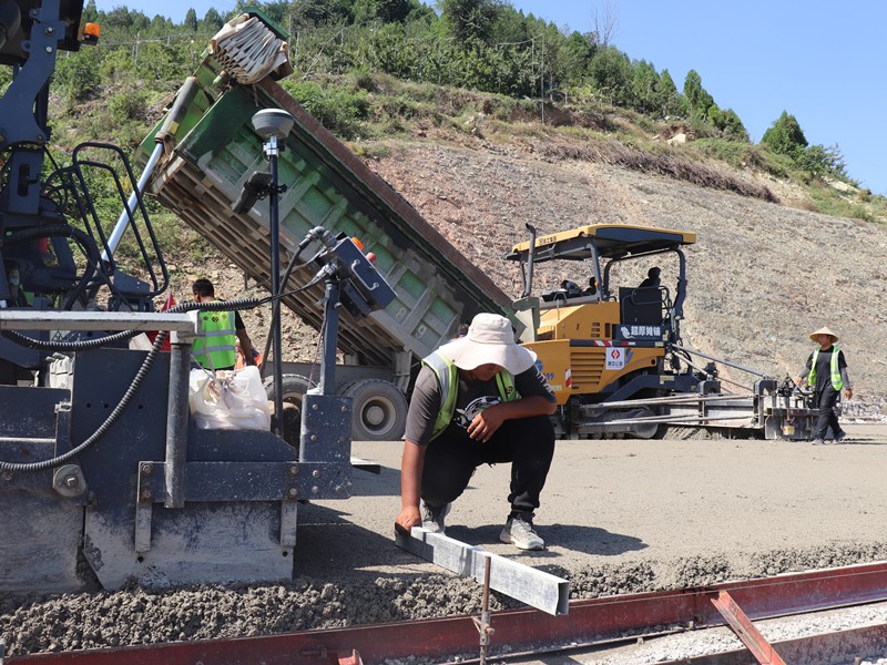 1、基層施工隊(duì)長(zhǎng)劉偉琪量線高復(fù)核攤鋪質(zhì)量_副本