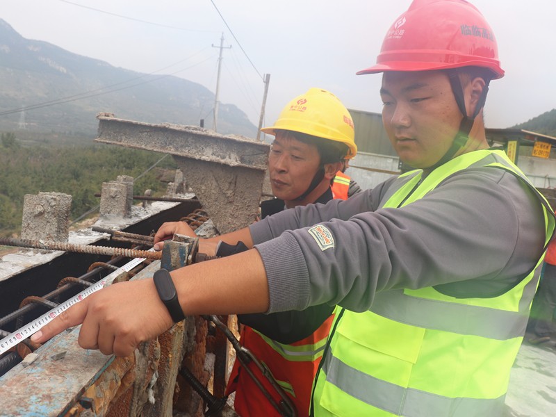 4、施工員程化強(qiáng)在瓦日鐵路公鐵立橋檢測(cè)護(hù)欄鋼筋間距、模板安裝_副本