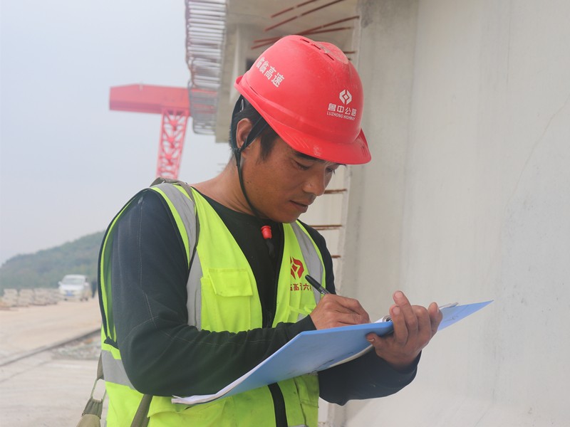 6、施工員徐永文在北安樂梁場(chǎng)檢查成品梁質(zhì)量_副本