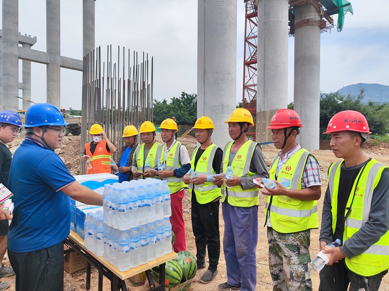 6-4、6月16日臨臨高速六標(biāo)開展“安全生產(chǎn)月”宣傳咨詢?nèi)蒸邞?zhàn)酷暑送清涼活動(dòng)_副本