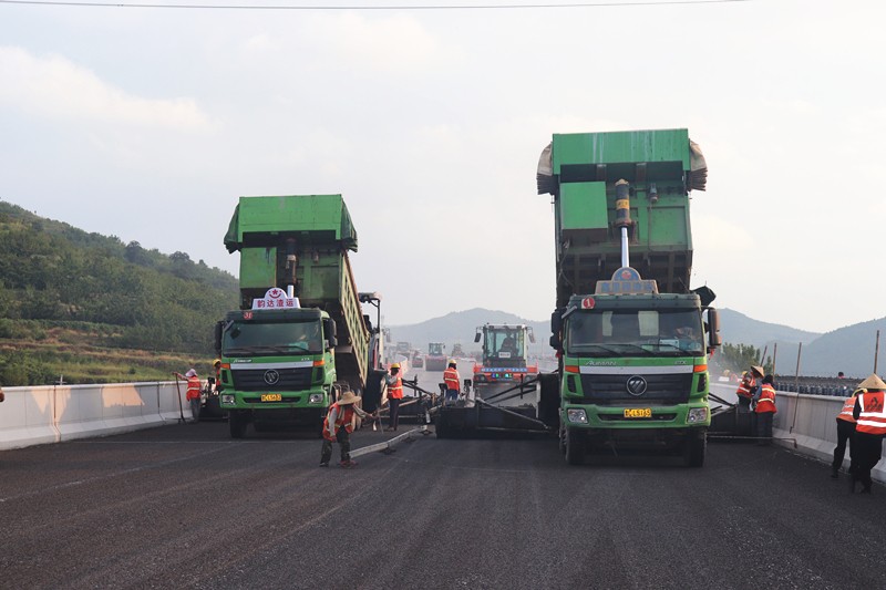 8-4、8月21日臨臨高速六標(biāo)首件瀝青砂結(jié)構(gòu)層在北安樂村大橋順利鋪設(shè)_副本