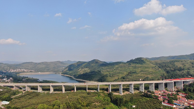 9-1、9月7日臨臨高速項(xiàng)目翟家莊大橋T梁順利架設(shè)完畢_副本