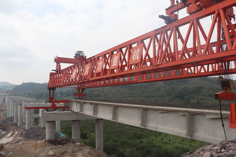 9-3、9月13日臨臨高速六標(biāo)馬莊河大橋首片梁板順利架設(shè)_副本