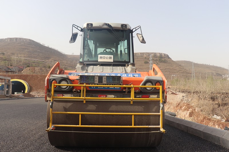 臨臨高速項(xiàng)目?jī)?yōu)化壓路機(jī)安全防撞系統(tǒng) 筑牢安全防線
