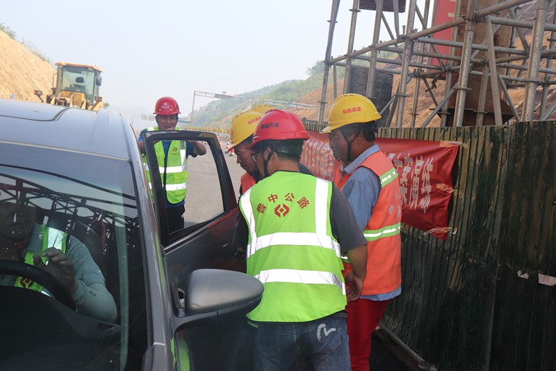 把傷員送到車上轉(zhuǎn)戰(zhàn)救援_副本 把傷員送到車上轉(zhuǎn)戰(zhàn)救援_副本