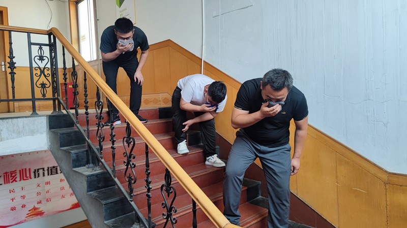 市政工程公司臨淄四好農(nóng)村項(xiàng)目部模擬濃煙狀態(tài)下逃生演練