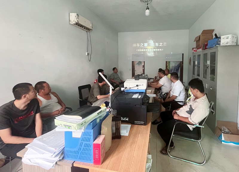 第五區(qū)域項(xiàng)目部開(kāi)展工程運(yùn)輸車(chē)駕駛員安全培訓(xùn)教育活動(dòng)