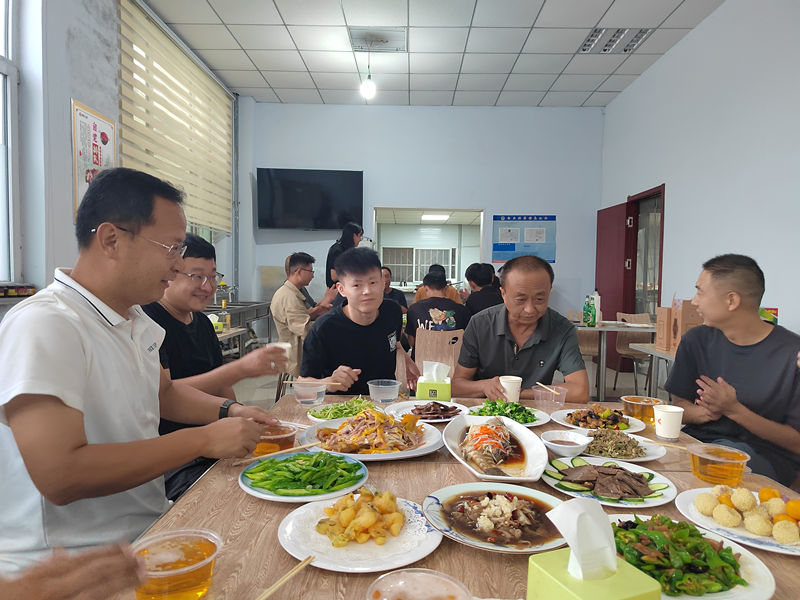 臨臨高速工地上的團(tuán)圓飯