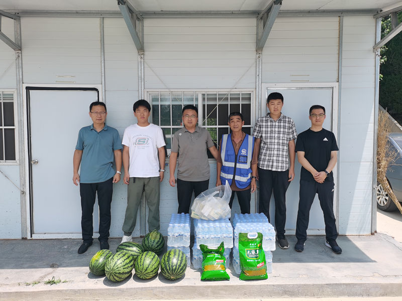 公司開展“夏日送清涼”施工一線慰問活動