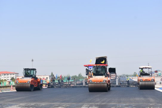 第二工程公司G2項(xiàng)目瀝青上面層試驗(yàn)路攤鋪成功