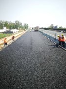 響鞭催快馬，能者挑重擔(dān) ——京滬高速公路改擴建工程十標柔性基層試驗路攤鋪