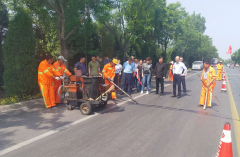 烈日炎炎正當時　路面小修施工忙