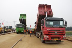 新寧項目水穩(wěn)底基層試驗段攤鋪順利完成