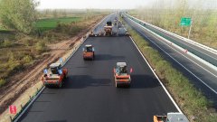 京滬高速改擴建項目完成全線首個瀝青上面層試驗路鋪筑