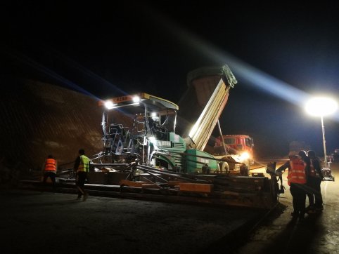 利用良好天氣，爭(zhēng)分奪秒搶進(jìn)度