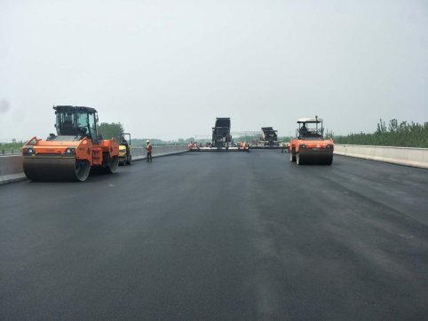 第二工程公司G2項(xiàng)目橋面鋪裝升級(jí)——篙旺溝大橋鋪設(shè)瀝青砂