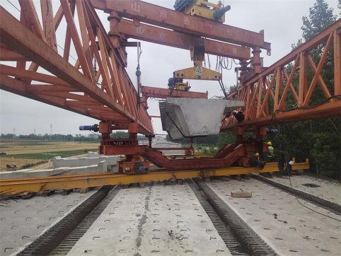  新寧高速K40+540直界水庫1號橋預(yù)制箱梁順利吊裝完成