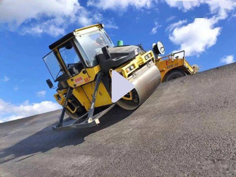 瀝青攤鋪，從國外引進的技術(shù)，國內(nèi)最高汽車高速曲面跑道