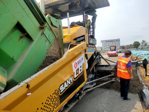 【抓作風(fēng) 創(chuàng)效益】戰(zhàn)高溫 搶進(jìn)度 —— 沿河?xùn)|路項目建設(shè)如火如荼